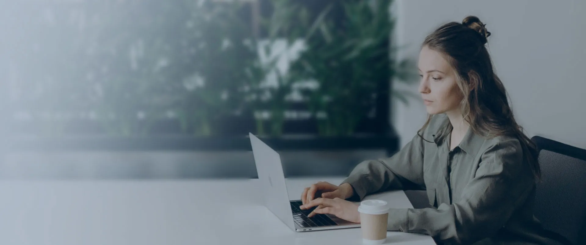 Frau arbeitet am Computer